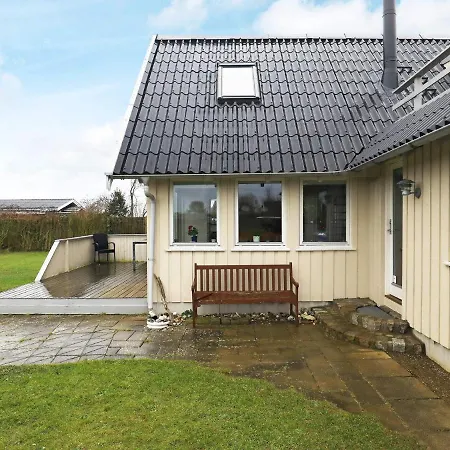 Vakantiehuis Three-Bedroom Holiday home in Bogense 4